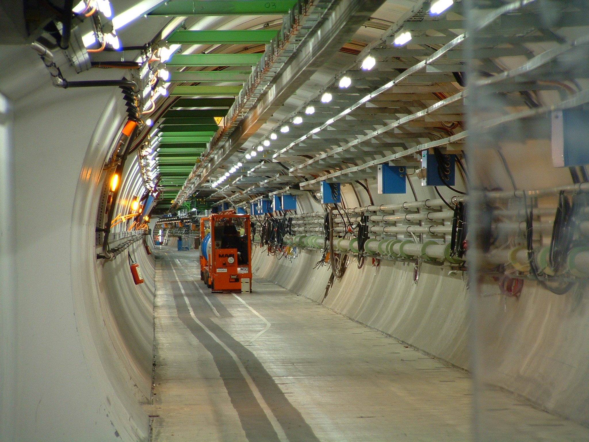 Terowong LHC. CERN adalah makmal terbesar di dunia dan juga tempat kelahiran World Wide Web.