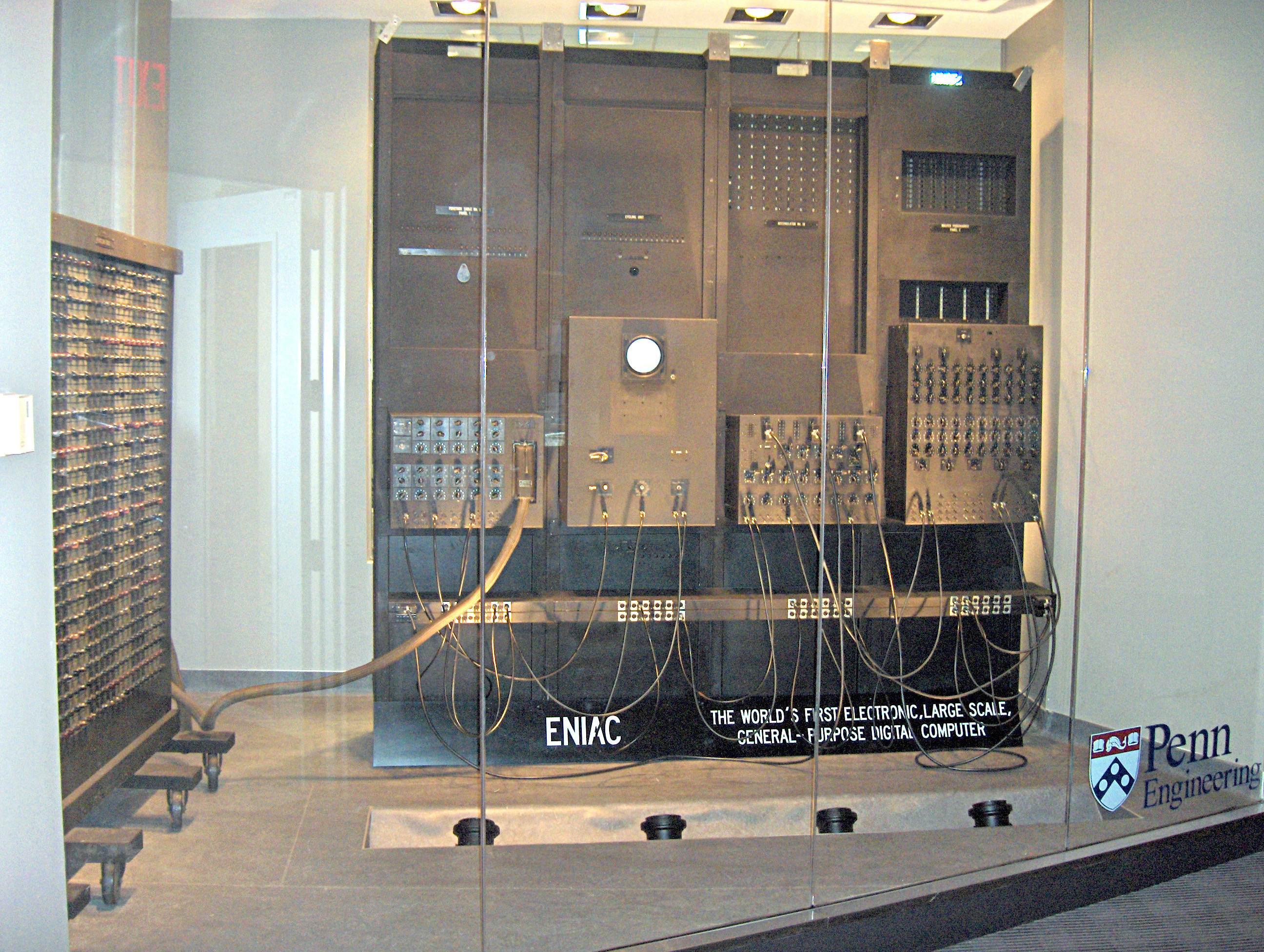 펜실베이니아 대학교 공학 및 응용 과학 학교에 있는 4개의 ENIAC 패널과 3개의 기능 테이블 중 하나