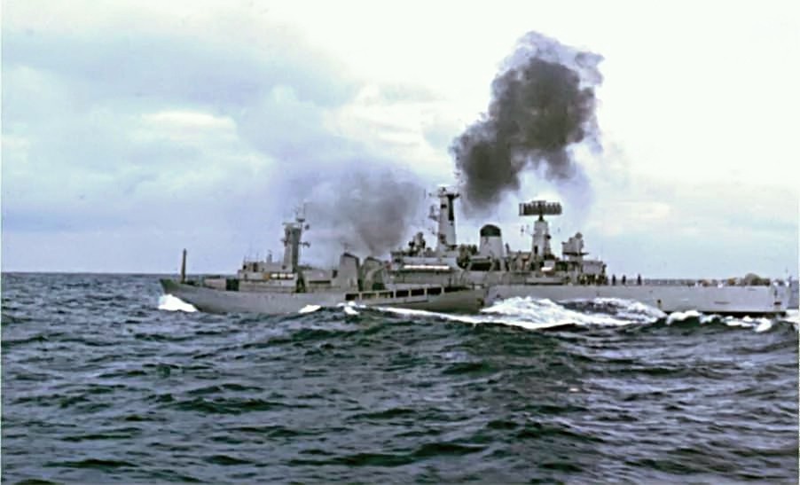 第三次タラ戦争中、大西洋上で衝突するイギリス海軍のフリゲート「シラ」(右)とアイスランド沿岸警備隊の哨戒艦「オーディン」