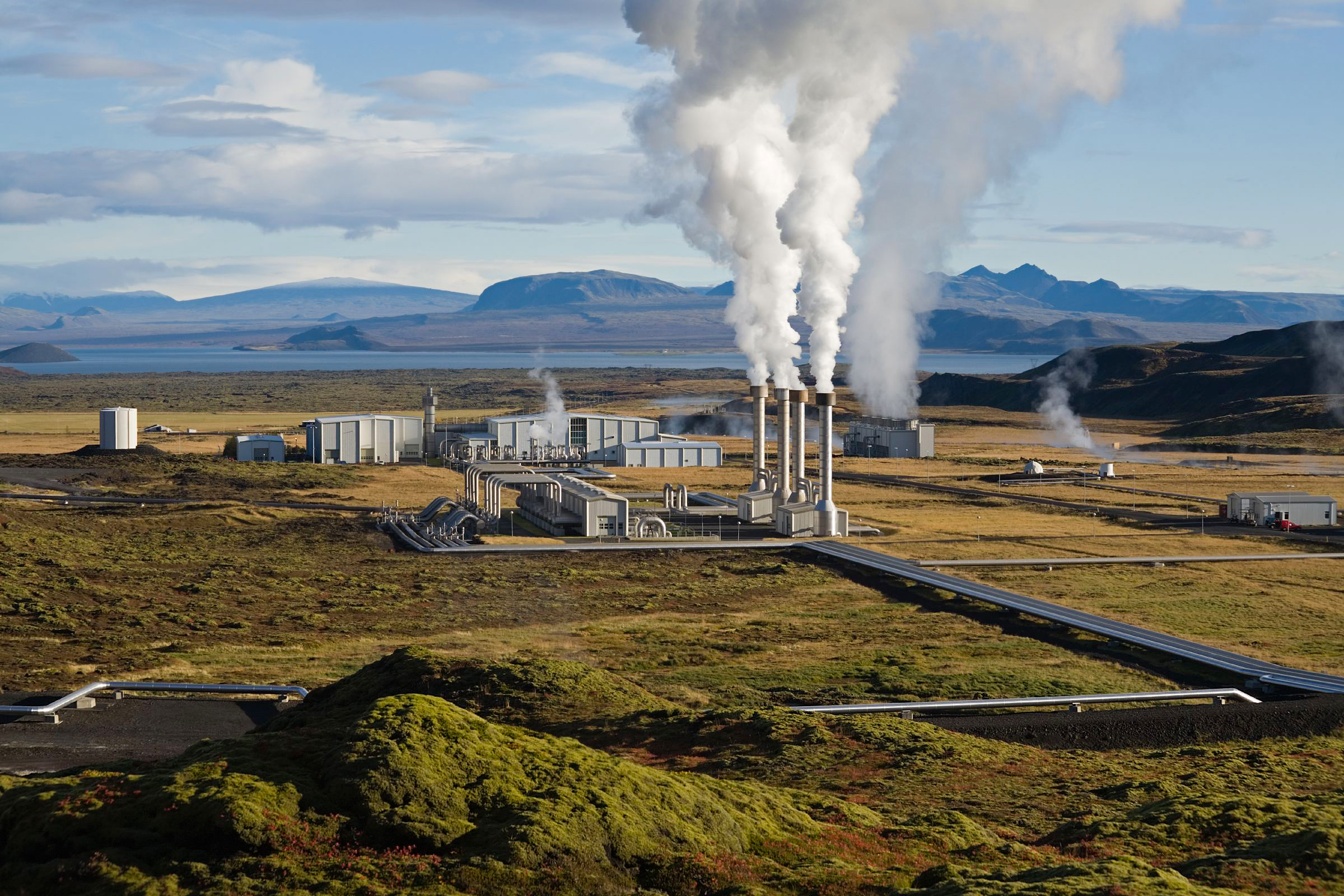 ネーシャヴェトリル地熱発電所は首都圏の温水と電力需要を賄っている。アイスランドの電力のほぼ全てが再生可能資源から供給されている。