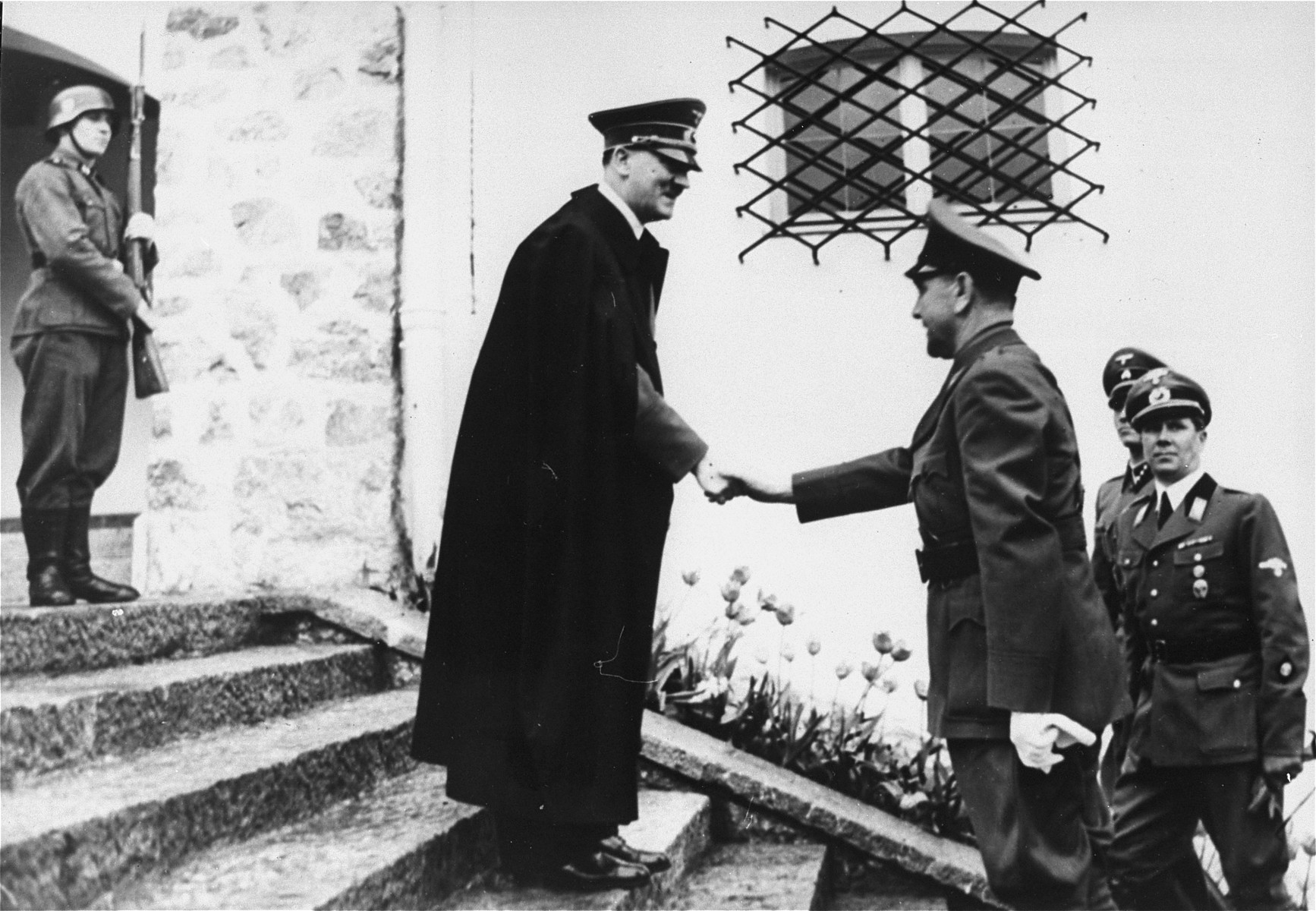 Pemimpin fasis Jerman Nazi dan negara bonekanya, Negara Merdeka Kroasia, Adolf Hitler dan Ante Pavelić, bertemu di Berghof di luar Berchtesgaden, Jerman, 1941.