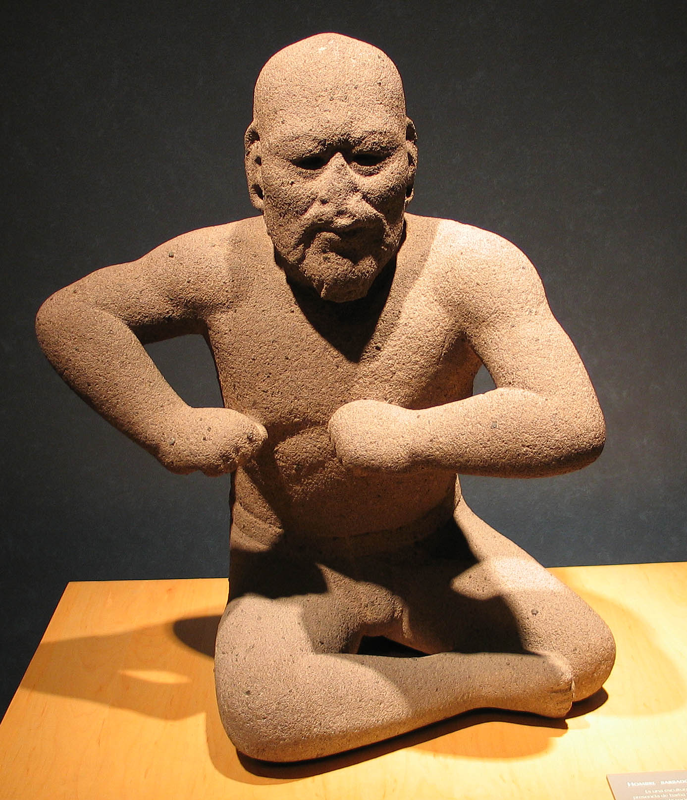 레슬러; 기원전 1200-400년; 현무암; 높이: 66cm, 아로요 손소 지역(베라크루스, 멕시코) 출토; 국립 인류학 박물관. 올멕 예술가들은 6톤 무게의 머리 조각상부터 작은 조각상에 이르기까지 권위 있는 인물로 추정되는 인물을 기념비적이면서도 섬세하게 묘사한 것으로 알려져 있다.