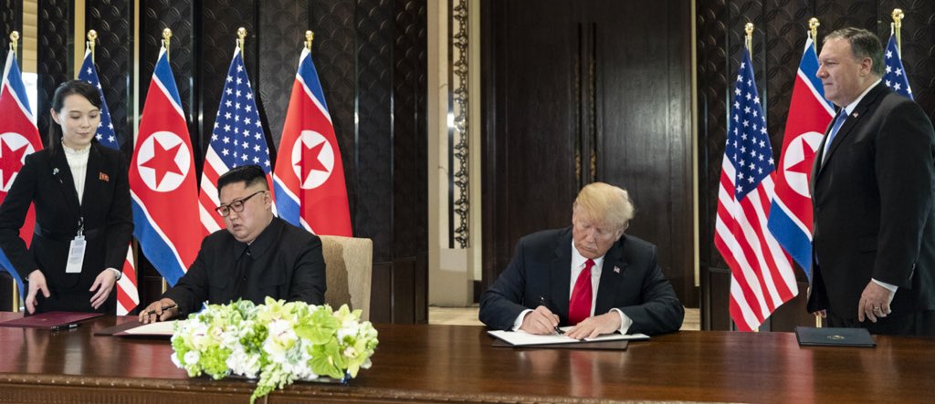 김정은 북한 국무 위원장과 도널드 트럼프 미국 대통령이 합의서에 서명하는 모습