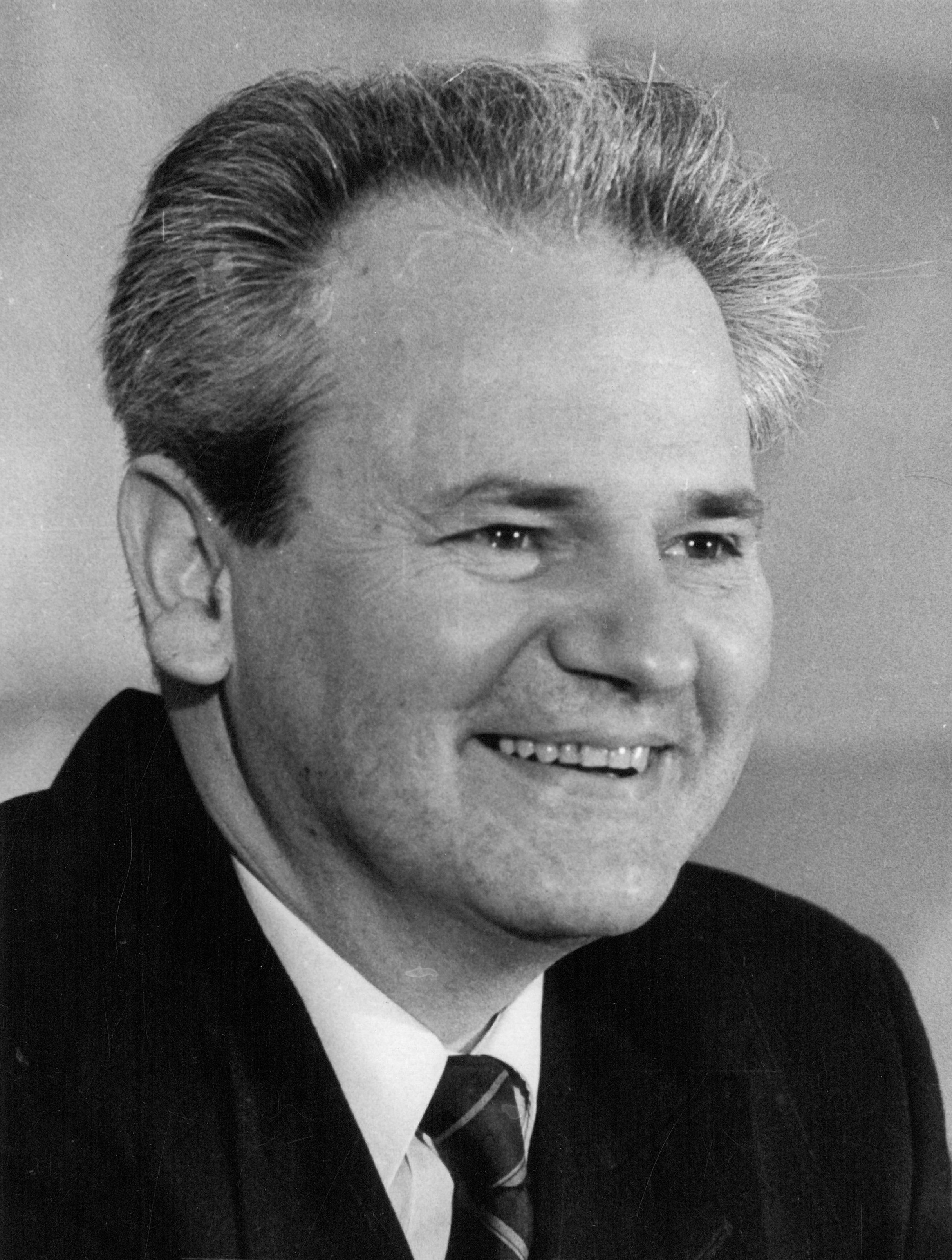 Slobodan Milošević adalah tokoh politik terkemuka di bekas Yugoslavia. Kepemimpinannya kontroversial, dengan para kritikus menyatakan pemerintahannya terus bersifat otoriter meskipun ada perubahan konstitusional.