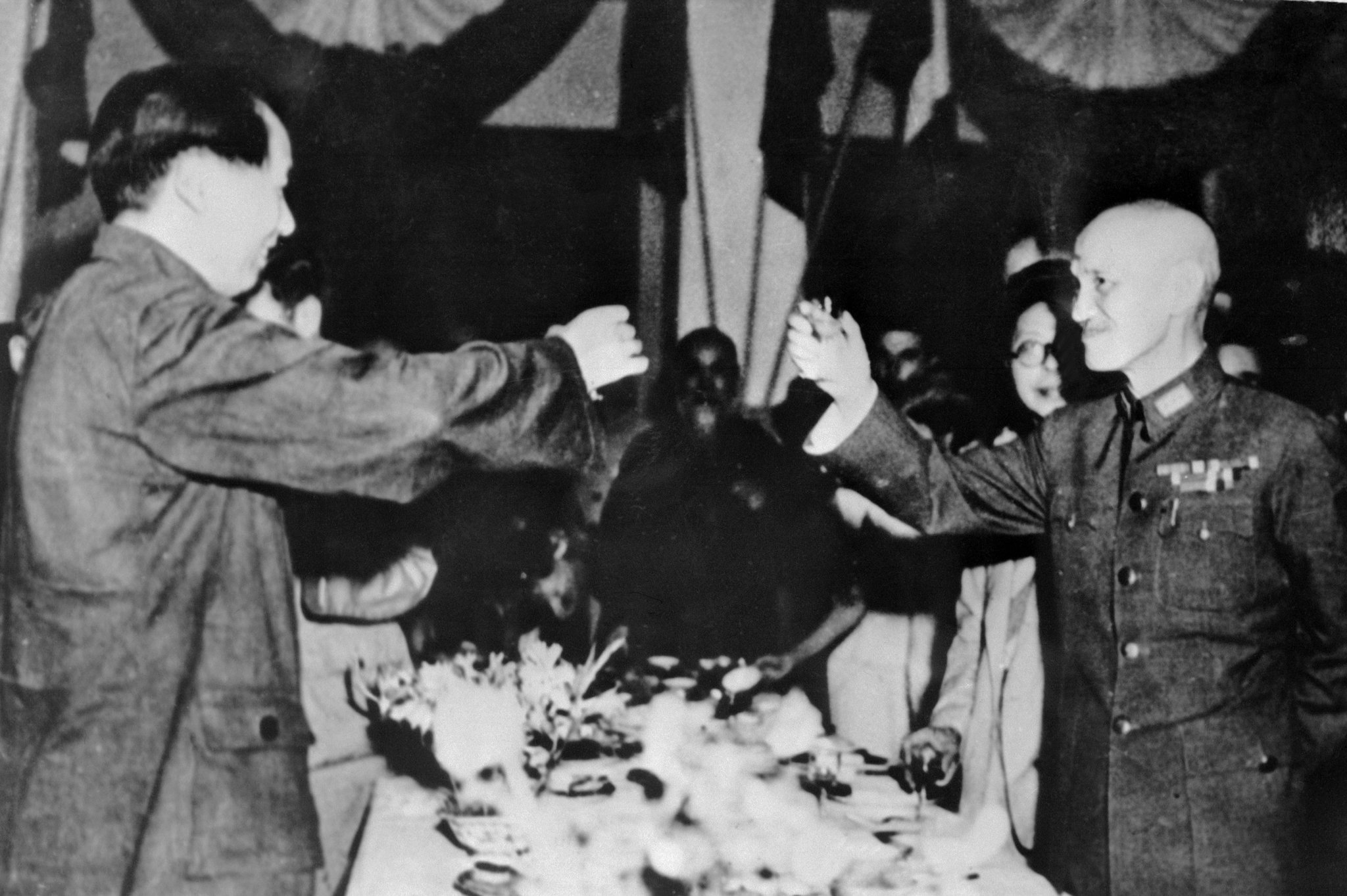 Chiang Kai-shek and Mao Zedong toasting together in 1945 following the end of World War II