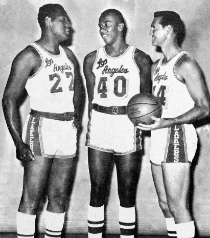 Baylor berdiri di sebelah rakan sepasukan Jerry Chambers (tengah) dan Jerry West (kanan), sekitar 1966
