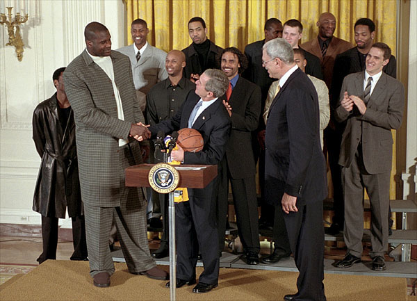 2002年1月、レイカーズの2001年のNBAファイナル優勝後、ホワイトハウスでの式典に出席したオーリー(後列右端)。