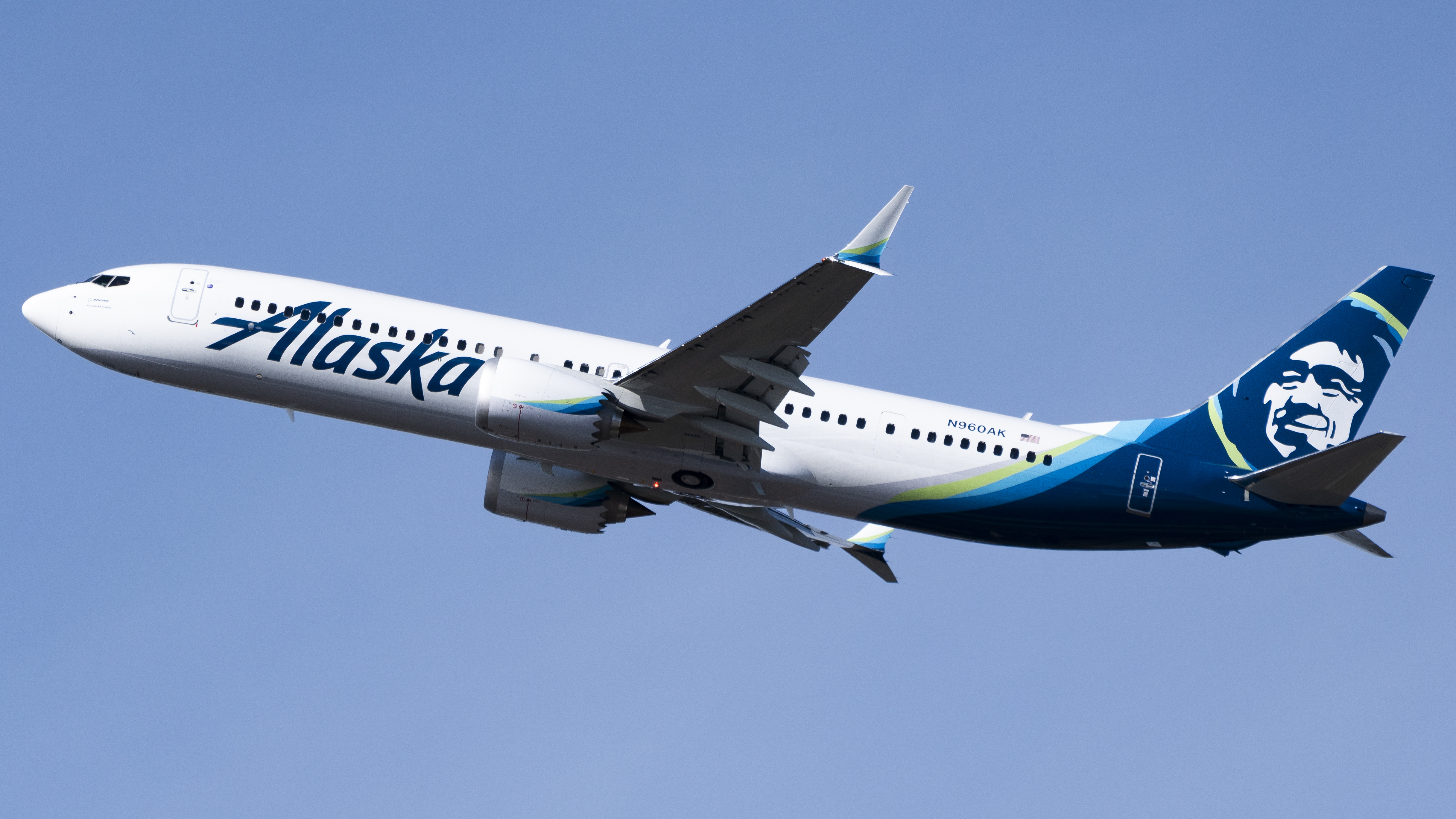 2023년 3월 시애틀-타코마 국제공항에서 이륙하는 알래스카 항공 보잉 737 MAX 9