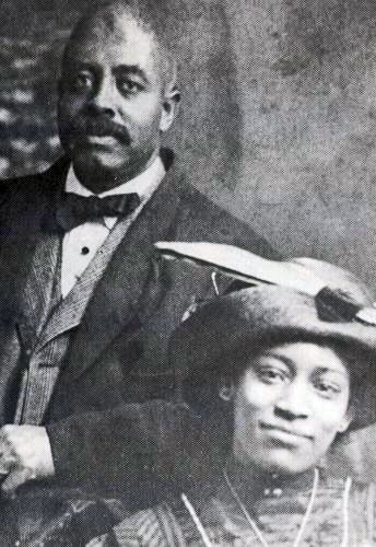 20대 후반에서 30대 후반의 잘 차려입은 두 사람의 흑백 사진(약 1912년)