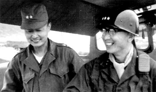 1951년 6월 12일 백선엽 소장(왼쪽)과 정일권 중장