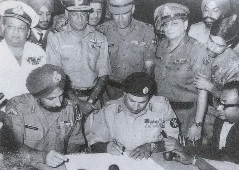 Văn kiện đầu hàng của Pakistan, kết thúc Chiến tranh Giải phóng Bangladesh kéo dài 9 tháng.