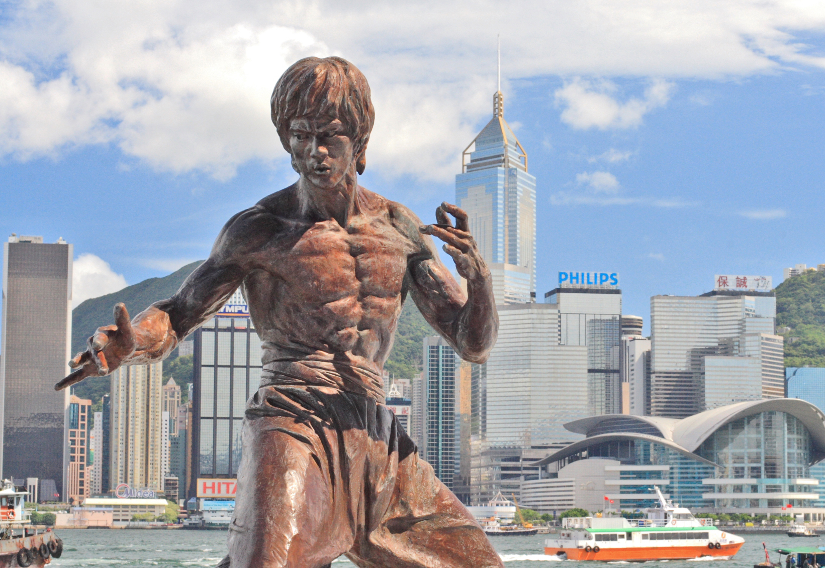 Patung Bruce Lee di Hong Kong.