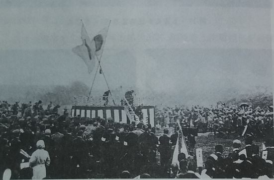 훙커우 공원 폭탄 테러 사건 직후의 현장. 1932년 4월 29일 이 사건으로 시게미쓰는 오른쪽 다리를 잃었다.