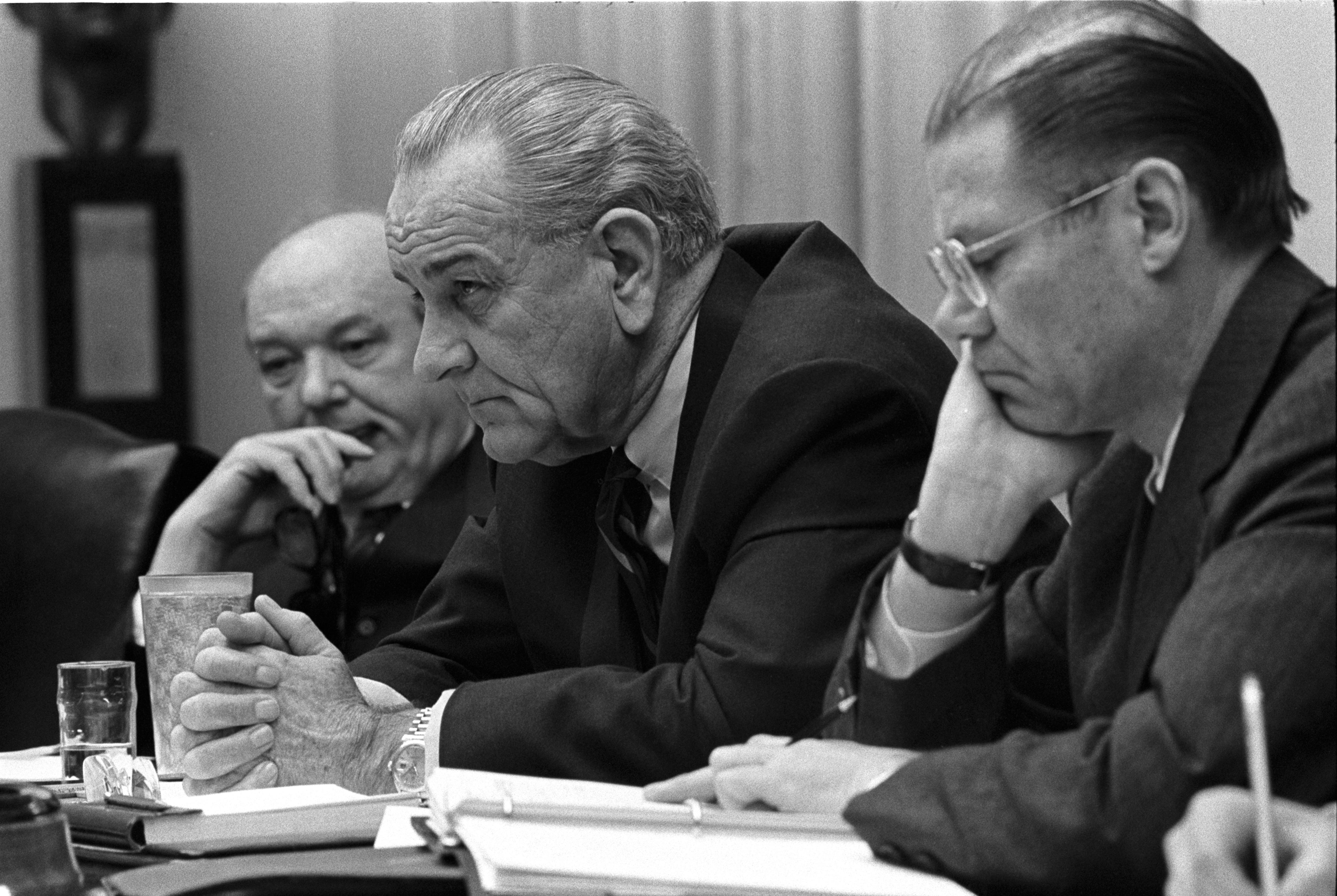 ディーン・ラスクとリンドン・B・ジョンソン大統領、ロバート・マクナマラ国防長官(1968年2月9日)