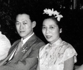 Kwa Geok Choo (kanan) dan Lee Kuan Yew pada tahun 1950 saat pernikahan mereka.
