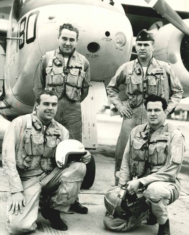 Rumsfeld (kanan, berdiri) sebagai leftenan Tentera Laut pada tahun 1955.