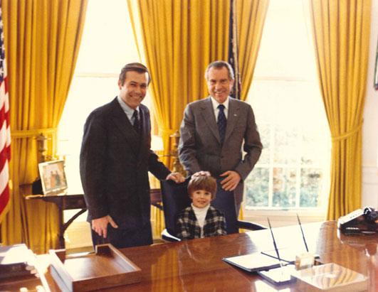 Rumsfeld bersama anaknya, Nick, di Pejabat Oval bersama Presiden Nixon, 1973.