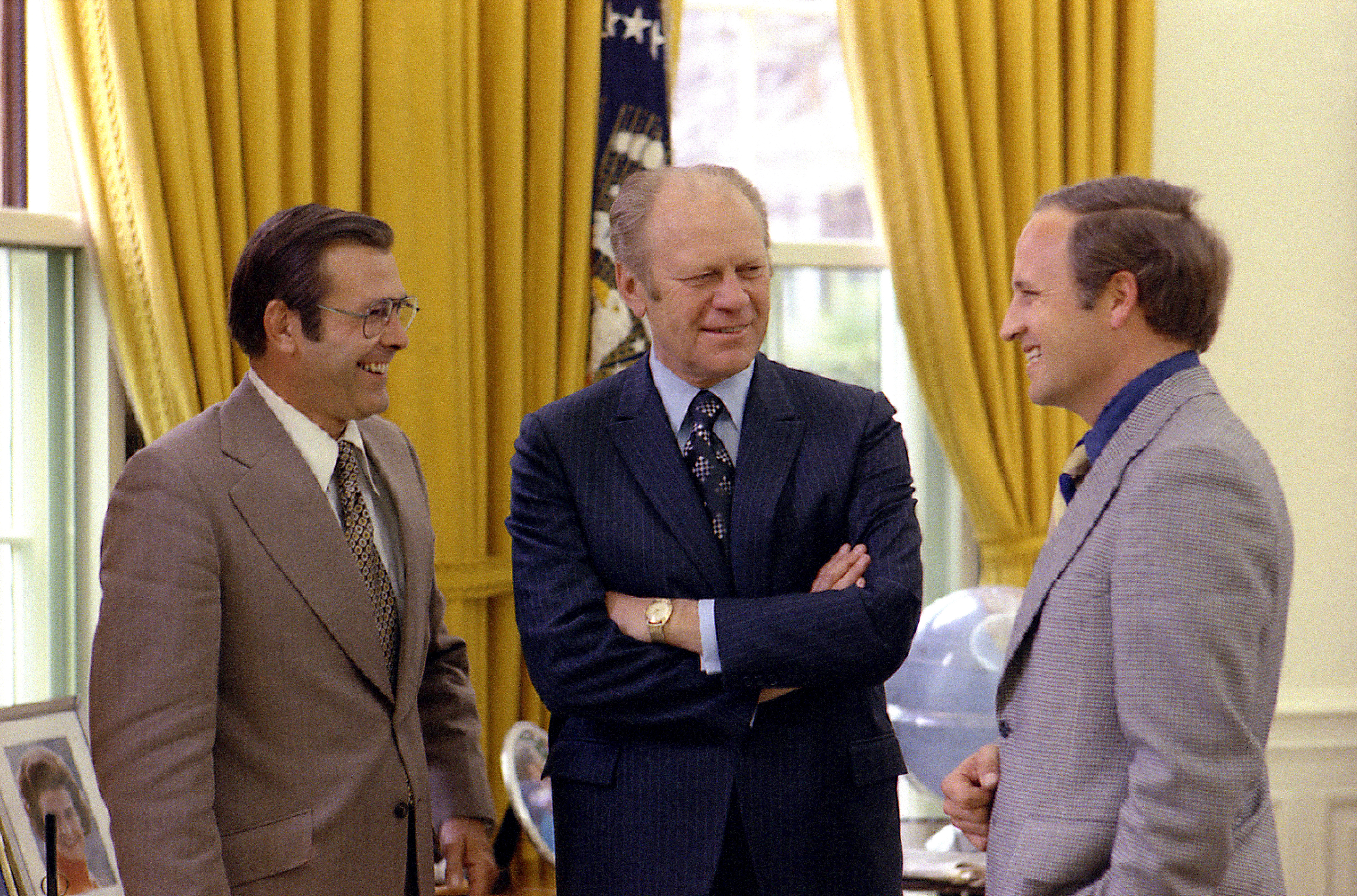 Ketua Staf Rumsfeld (kiri) dan Timbalan Ketua Staf Dick Cheney (kanan) bertemu dengan Presiden Ford, April 1975.