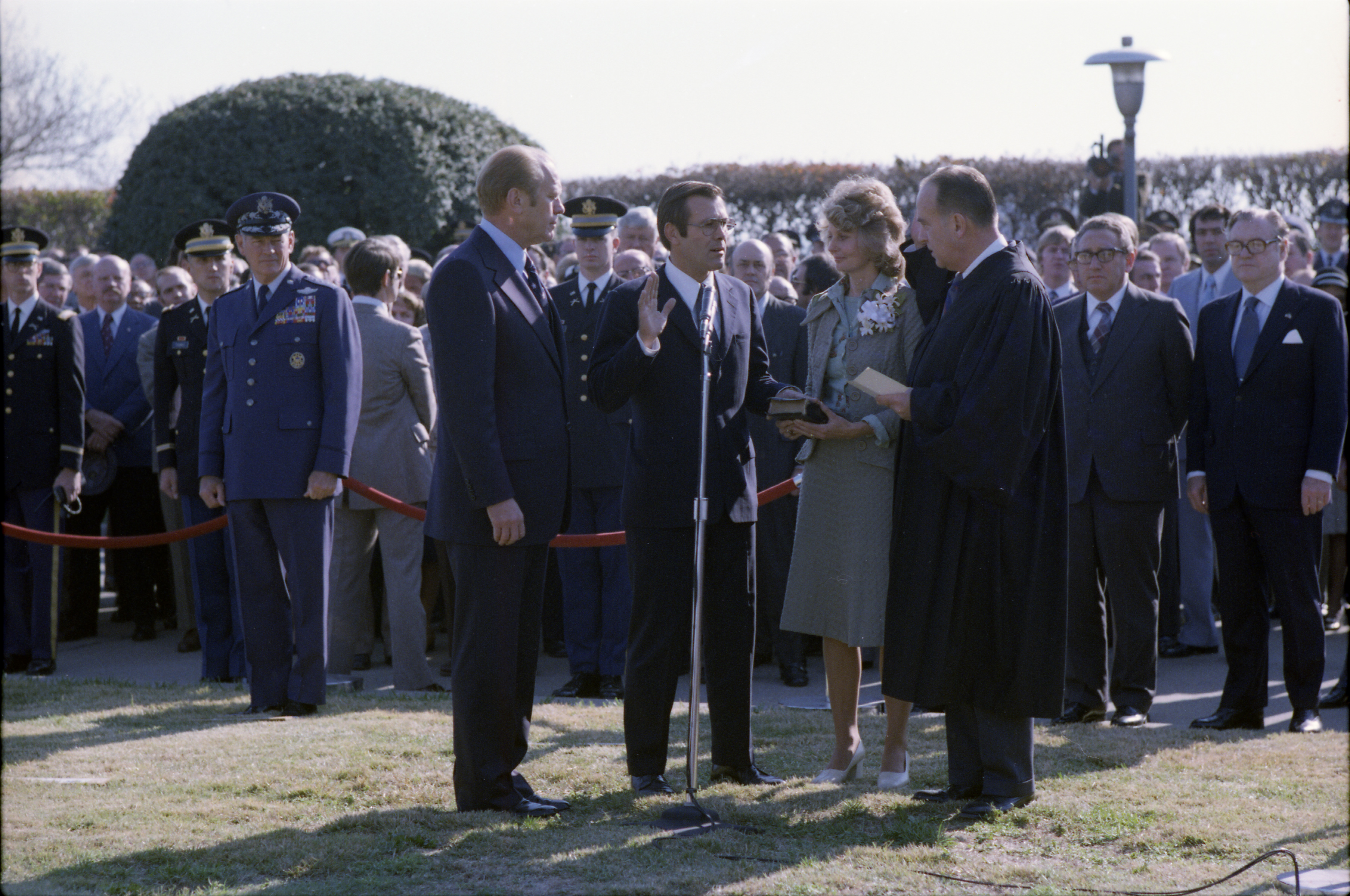 Rumsfeld mengangkat sumpah sebagai Setiausaha Pertahanan pada November 1975.