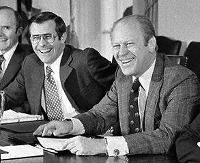Setiausaha Pertahanan Donald Rumsfeld dan Presiden Ford berkongsi ketawa dalam mesyuarat Kabinet, 1975.