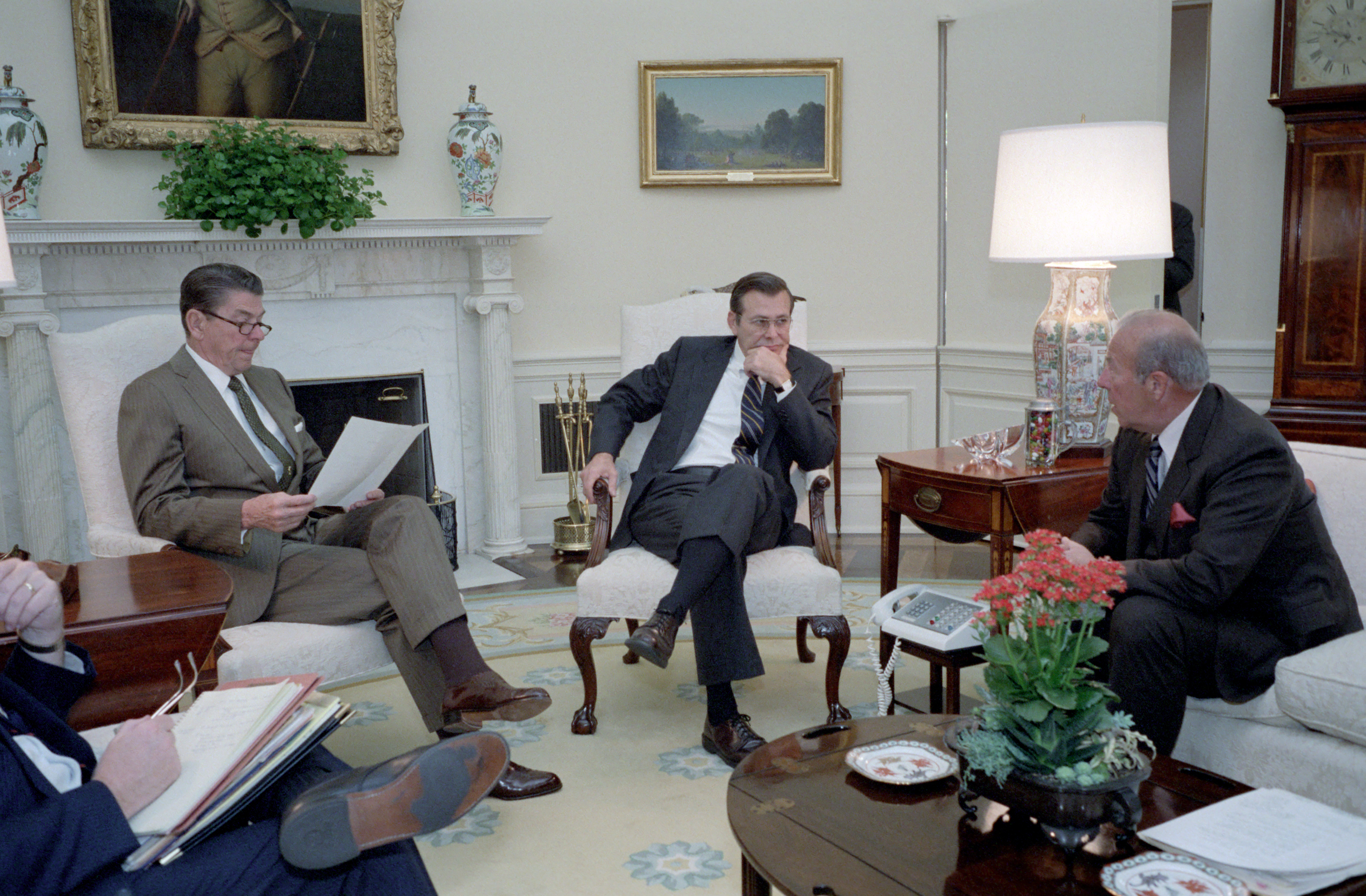Rumsfeld bersama Presiden A.S. Ronald Reagan dan Setiausaha Negara George Shultz di Pejabat Oval, Rumah Putih pada 3 November 1983.