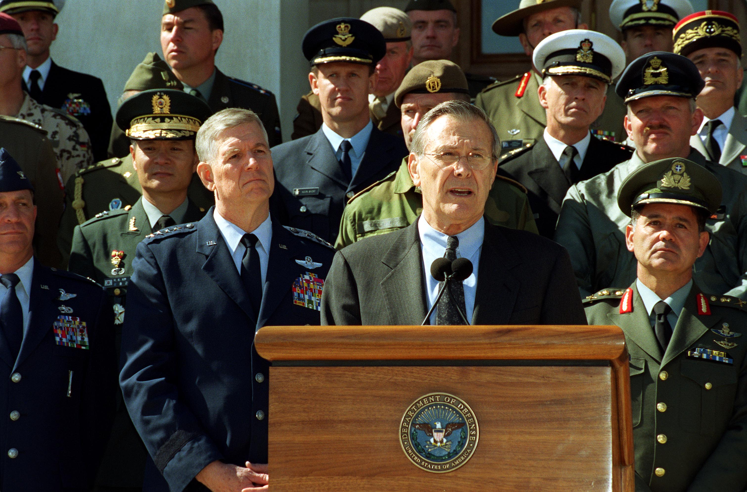 Rumsfeld, diiringi oleh Jeneral Richard Myers dan wakil tentera dari Pasukan Bantuan Keselamatan Antarabangsa, bercakap kepada pihak media pada 11 Mac 2002.