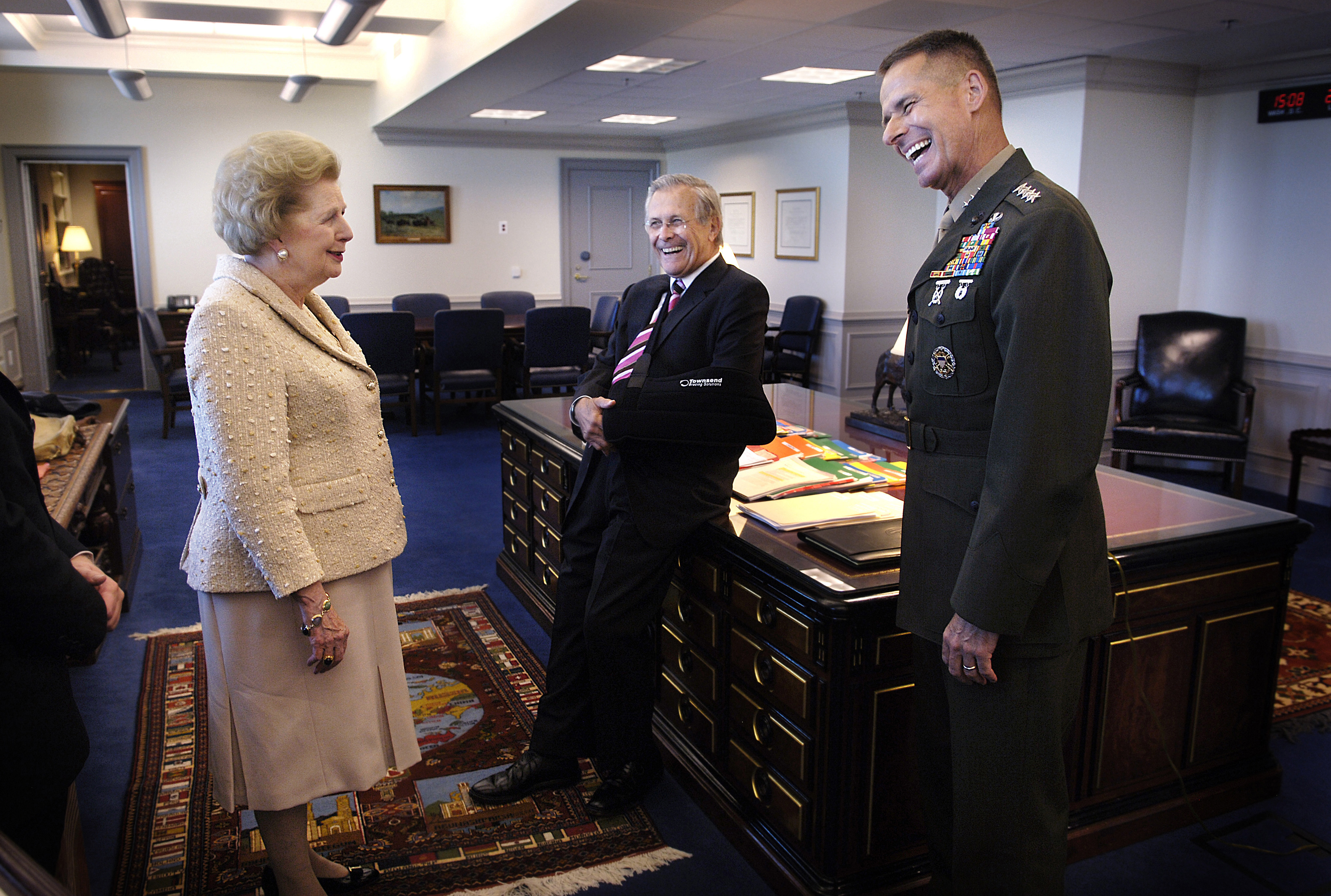 Rumsfeld bersama bekas Perdana Menteri British Margaret Thatcher di samping Pengerusi Ketua-ketua Staf Bersama Jeneral Peter Pace, 2006.