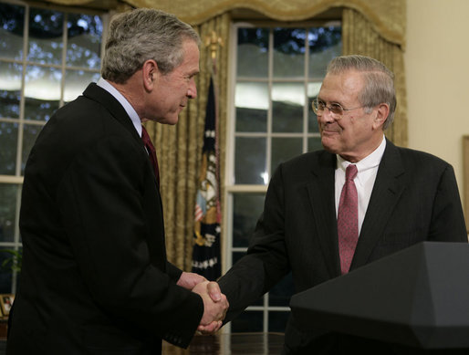 Rumsfeld berjabat tangan dengan Presiden Bush ketika beliau mengumumkan peletakan jawatannya, 8 November 2006.