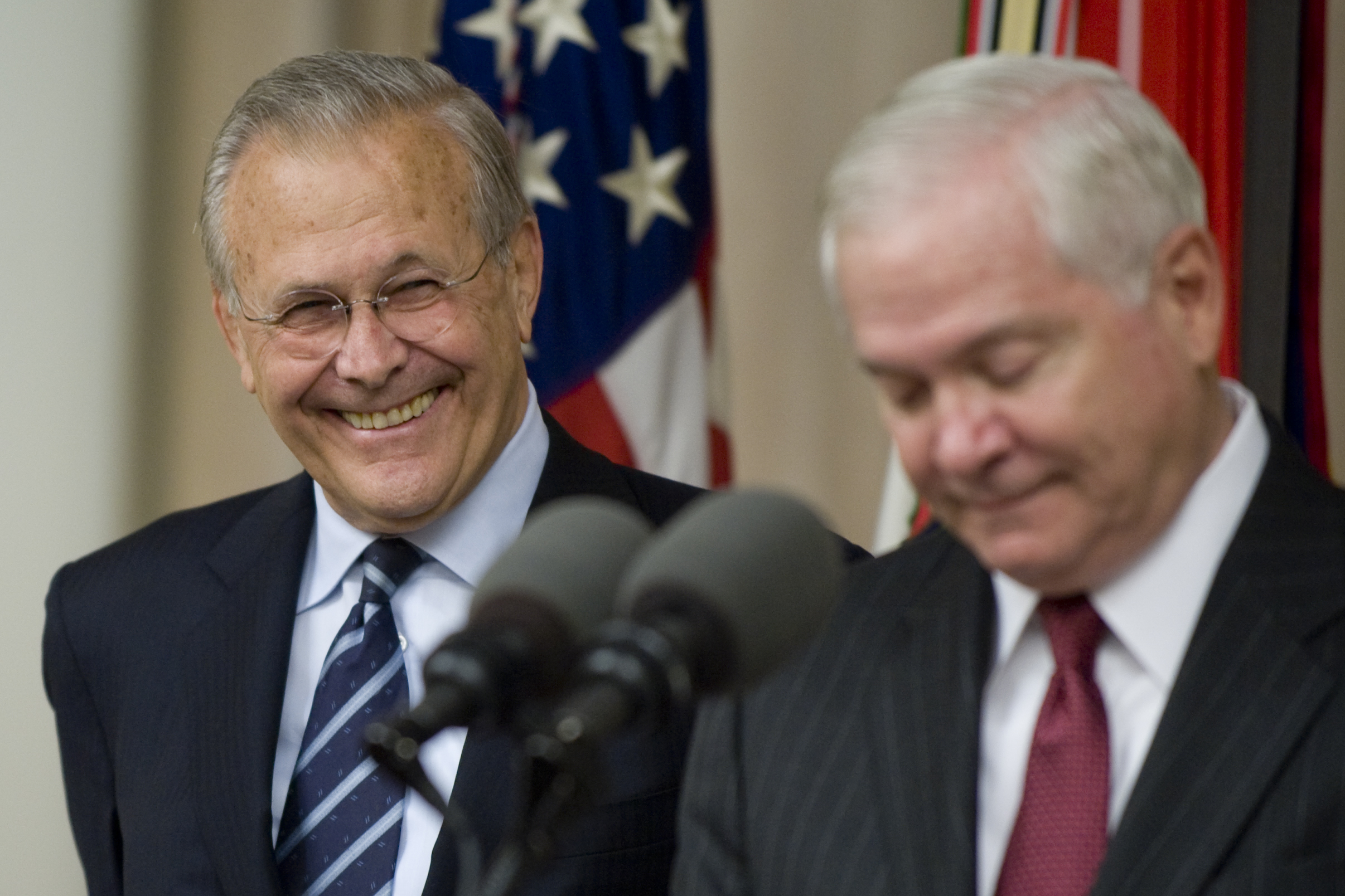 Rumsfeld berkongsi ketawa dengan penggantinya, Robert Gates, pada majlis pelancaran potret rasmi beliau sebagai Setiausaha Pertahanan, 25 Jun 2010.