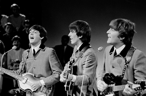1964년 네덜란드 TV에서 공연하는 폴 매카트니, 조지 해리슨, 존 레논