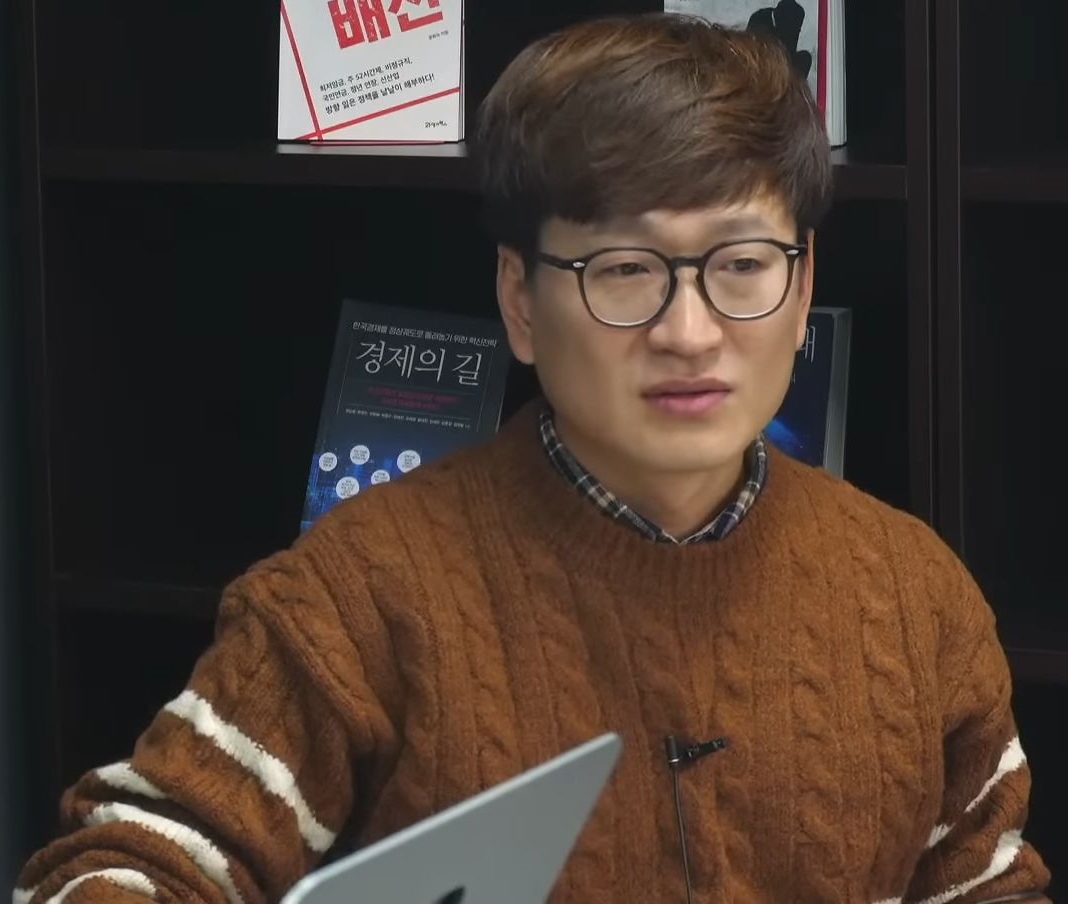 2023년 1월 10일 경제사회TV 유튜브 채널 라이브 방송에 출연한 김영민