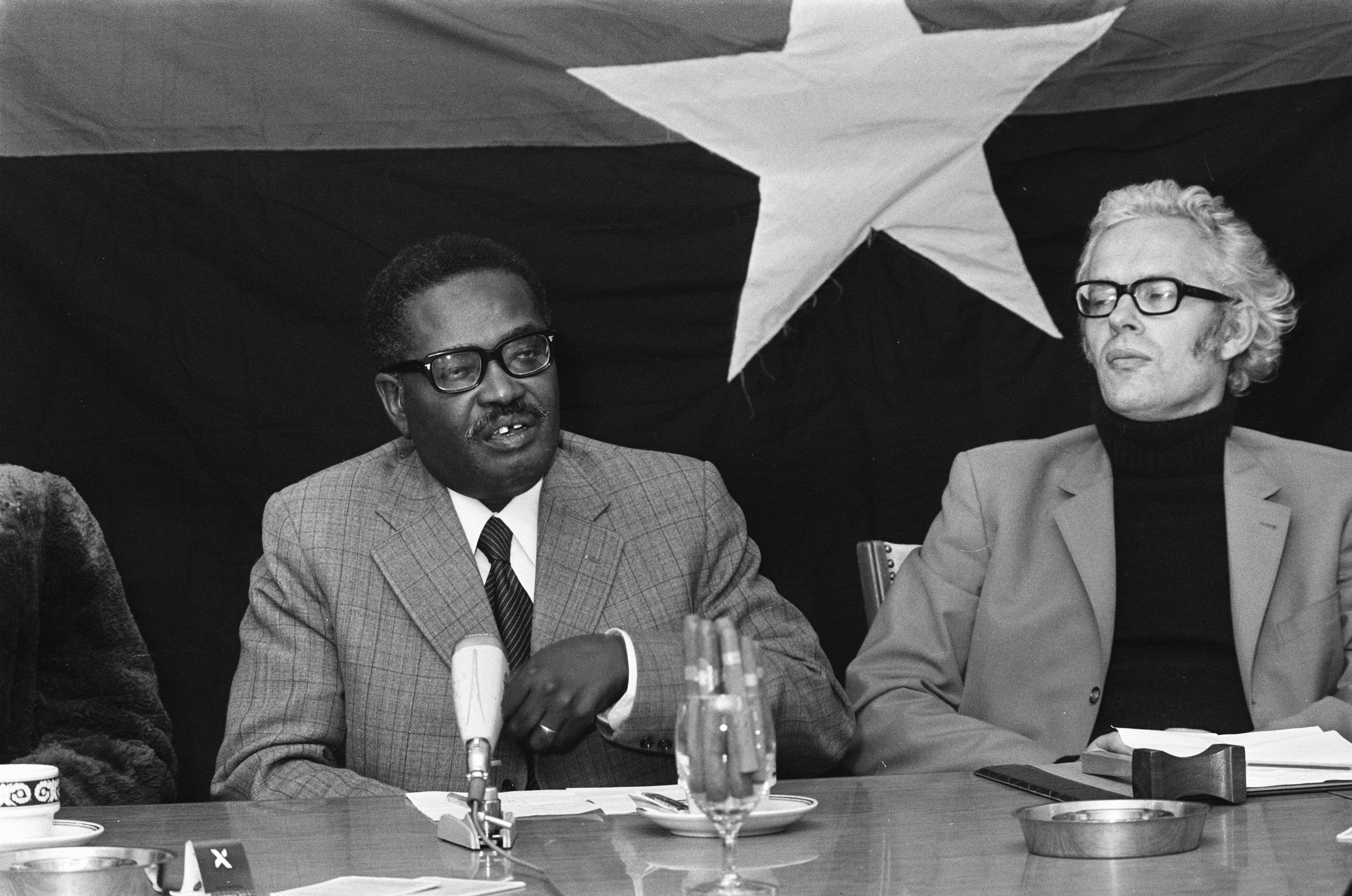 1975년 네덜란드에서 시엇세 보스흐라와 함께 있는 안토니우 아고스티뉴 네투.