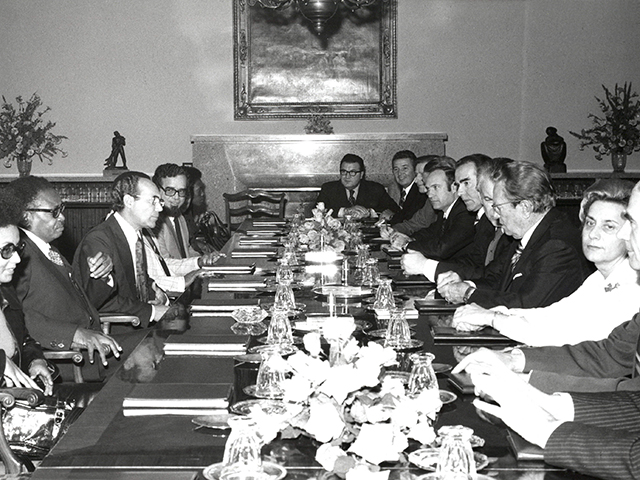 1977년 유고슬라비아 브리유니 섬의 백색 별장에서 요시프 브로즈 티토와 공식 회담 중인 안토니우 아고스티뉴 네투.