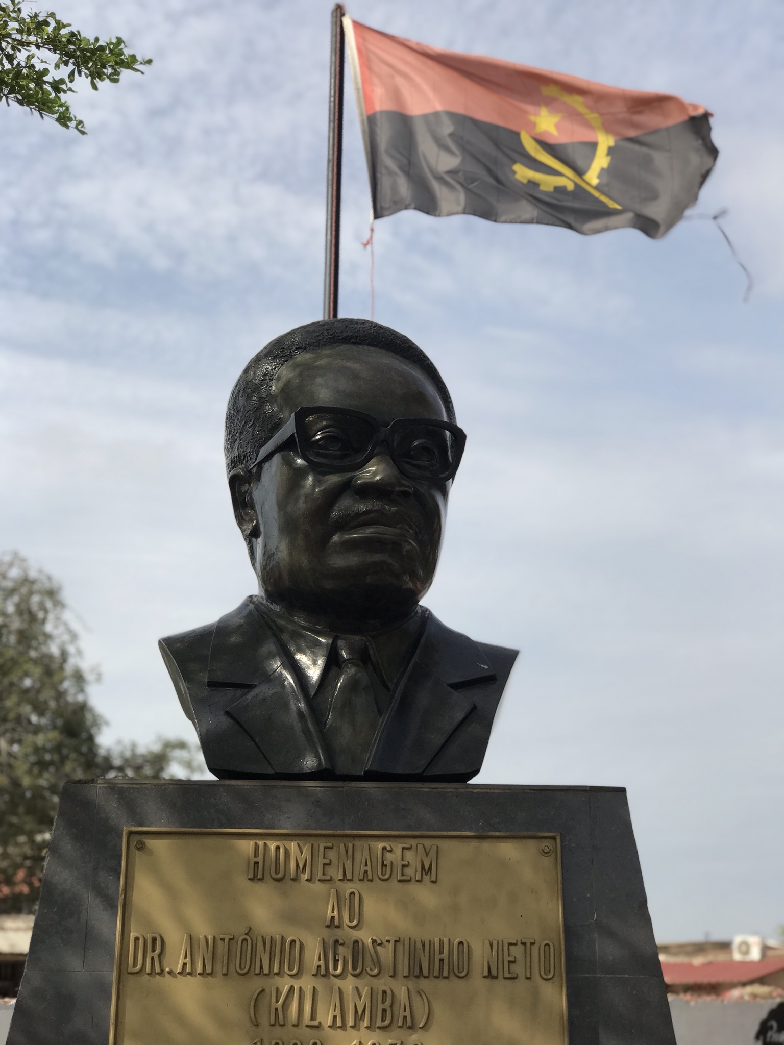 안토니우 아고스티뉴 네투의 흉상.