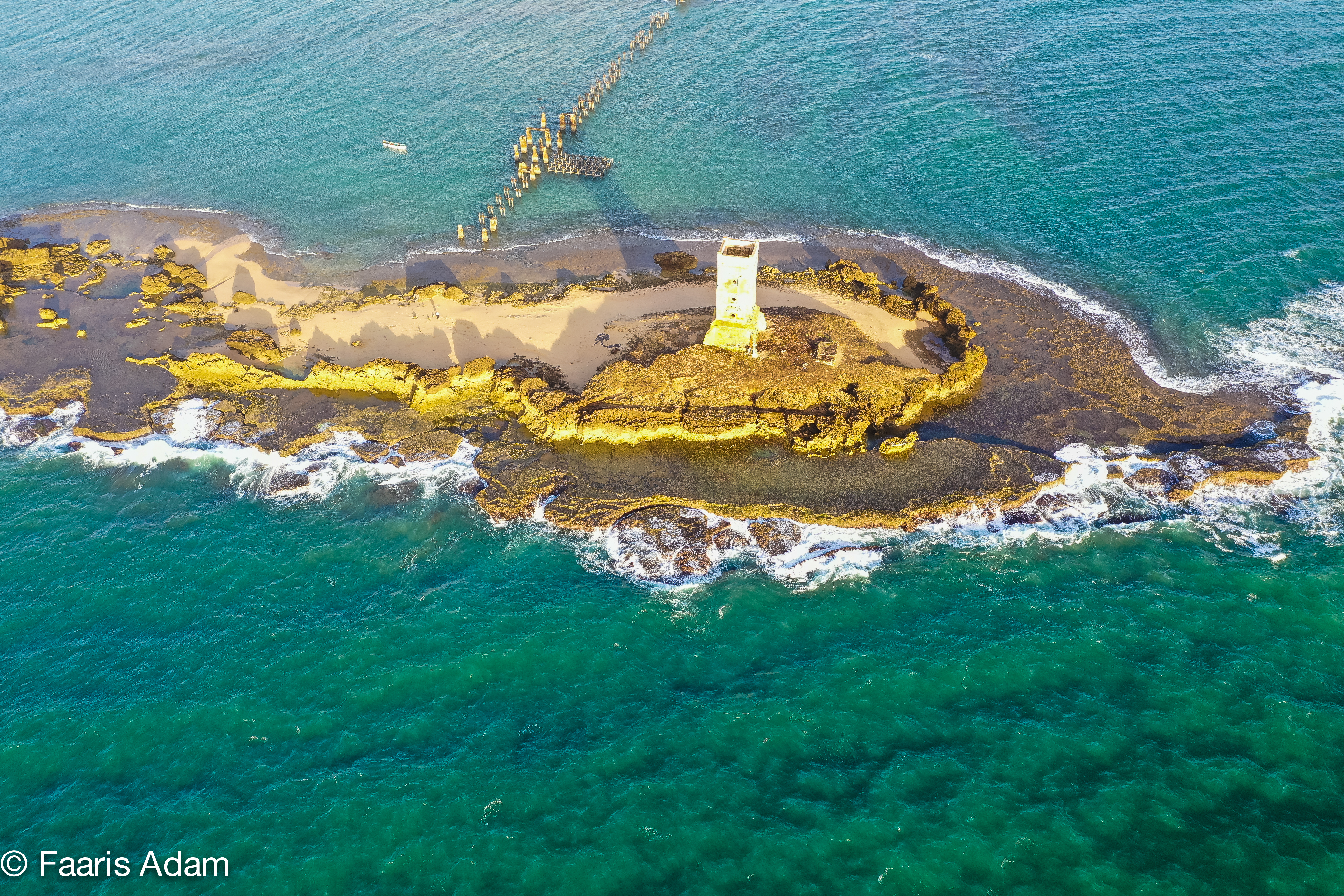 바라와 해변 앞