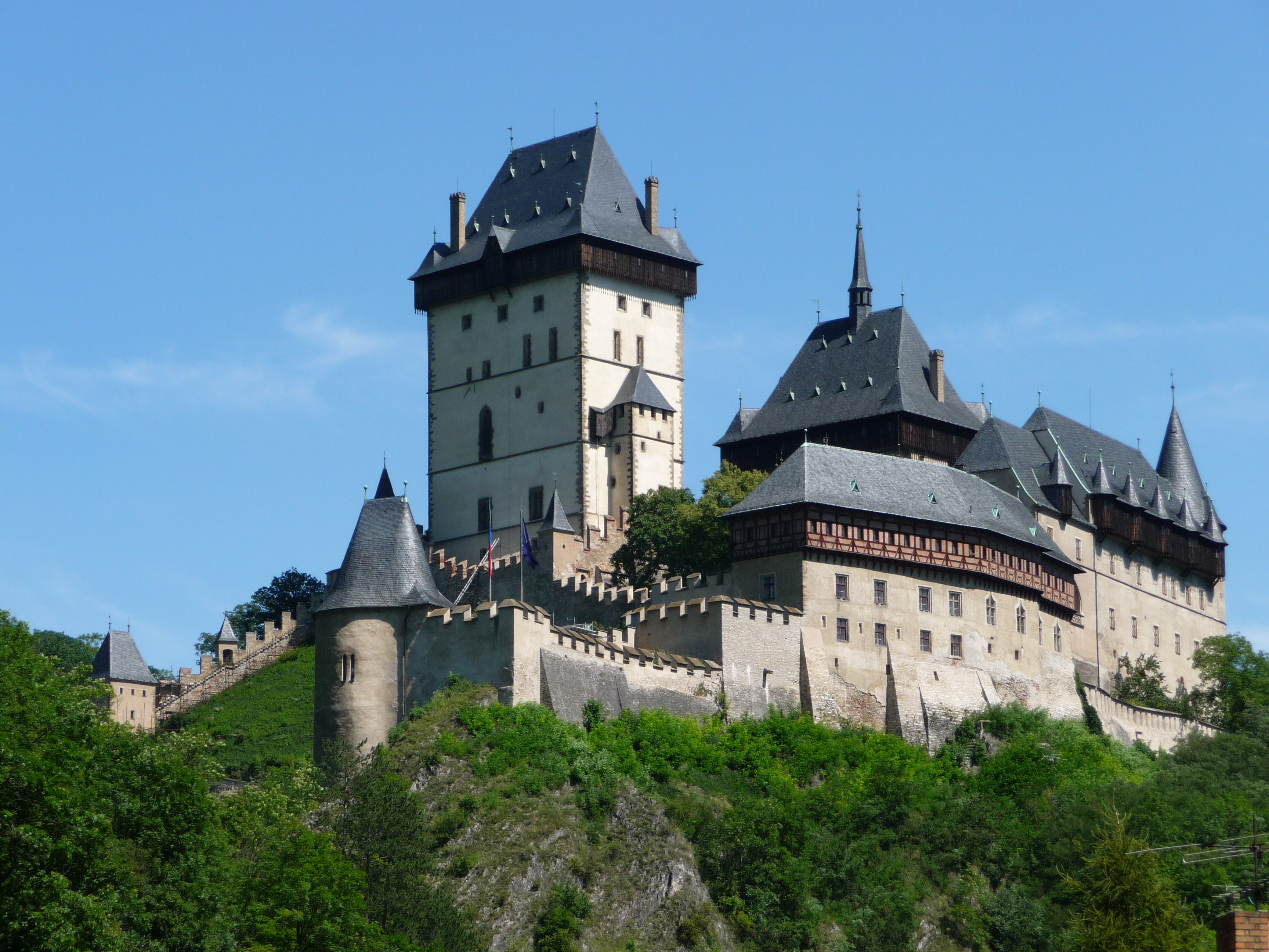 Istana zaman pertengahan Karlštejn