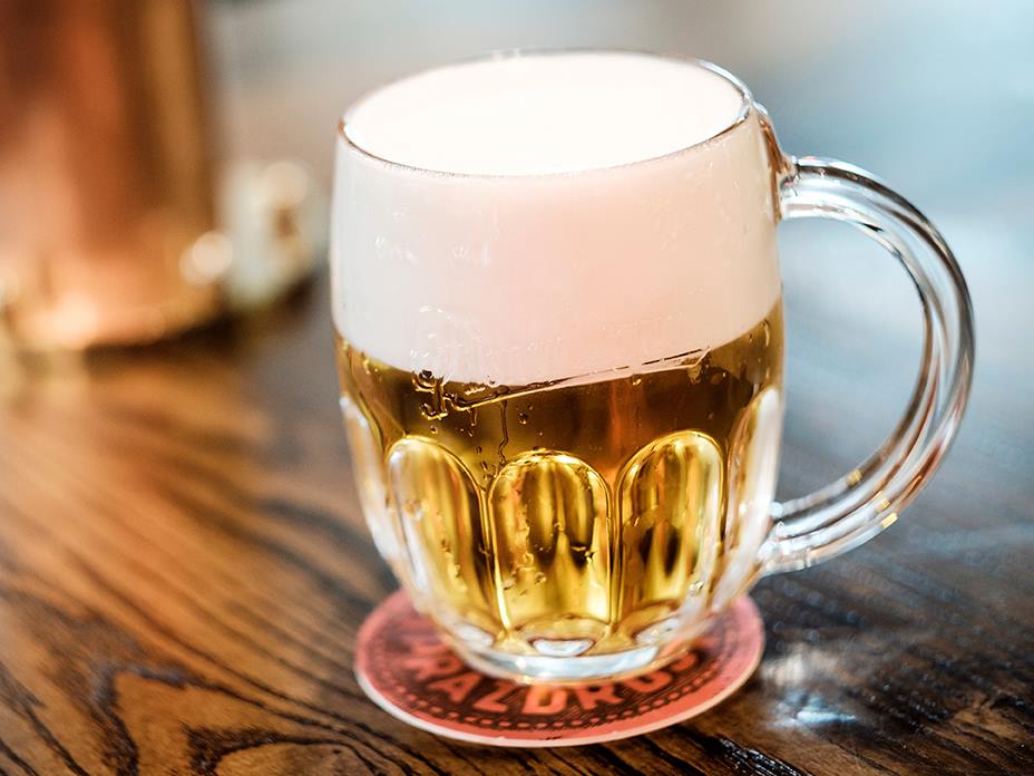 Secawan Pilsner Urquell, bir lager pucat jenis pilsner pertama, dibancuh sejak 1842