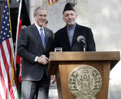 Karzai bersama Presiden AS George W. Bush di Kabul pada 1 Maret 2006.