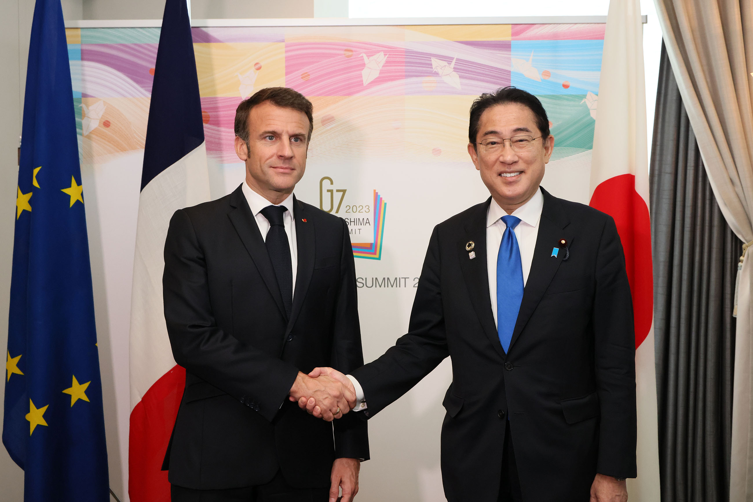 2023년 5월, 히로시마에서 열린 제49회 G7 정상회의에서 에마뉘엘 마크롱 프랑스 대통령과 만난 기시다.