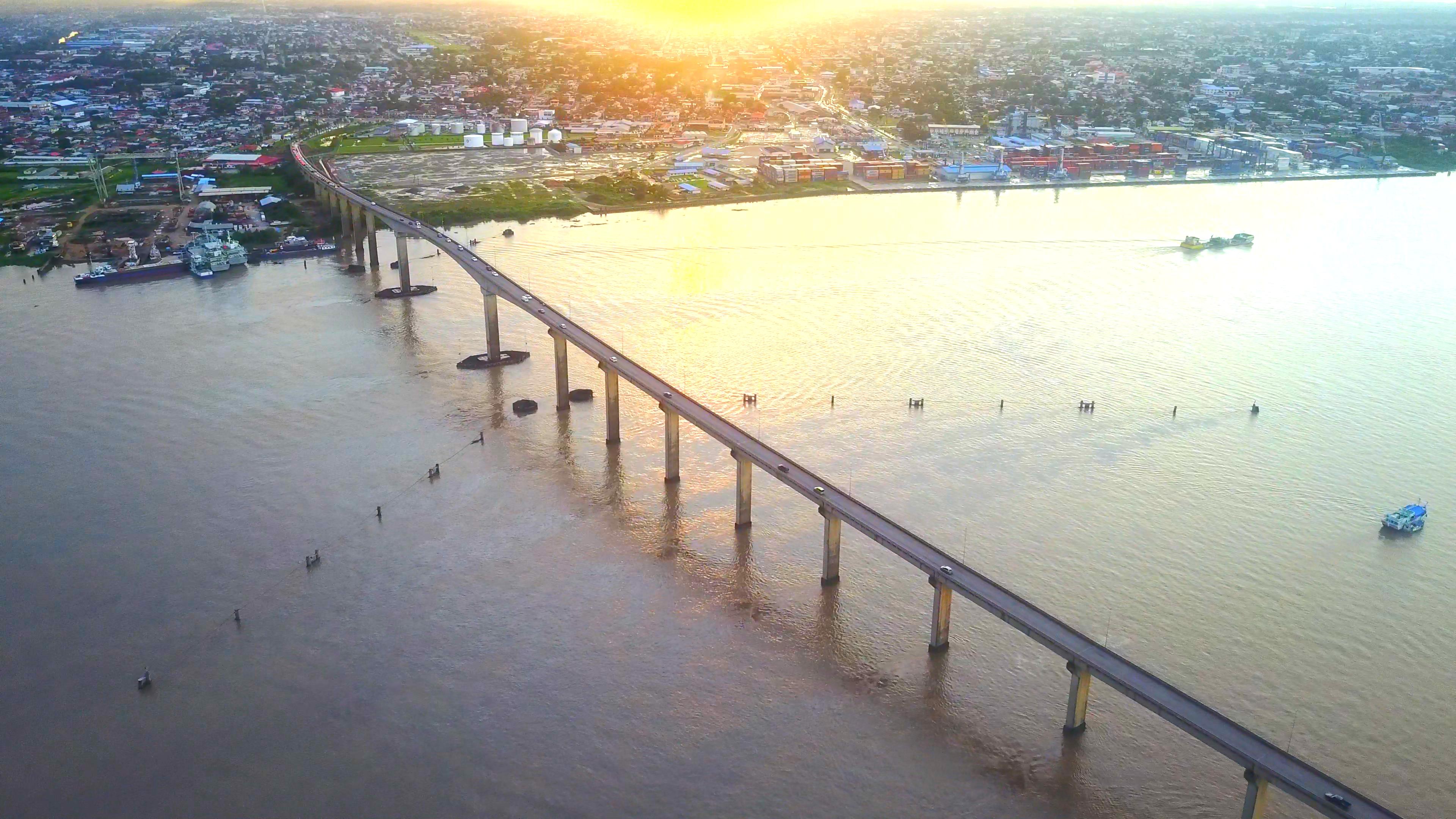Jembatan Jules Wijdenbosch di atas Sungai Suriname