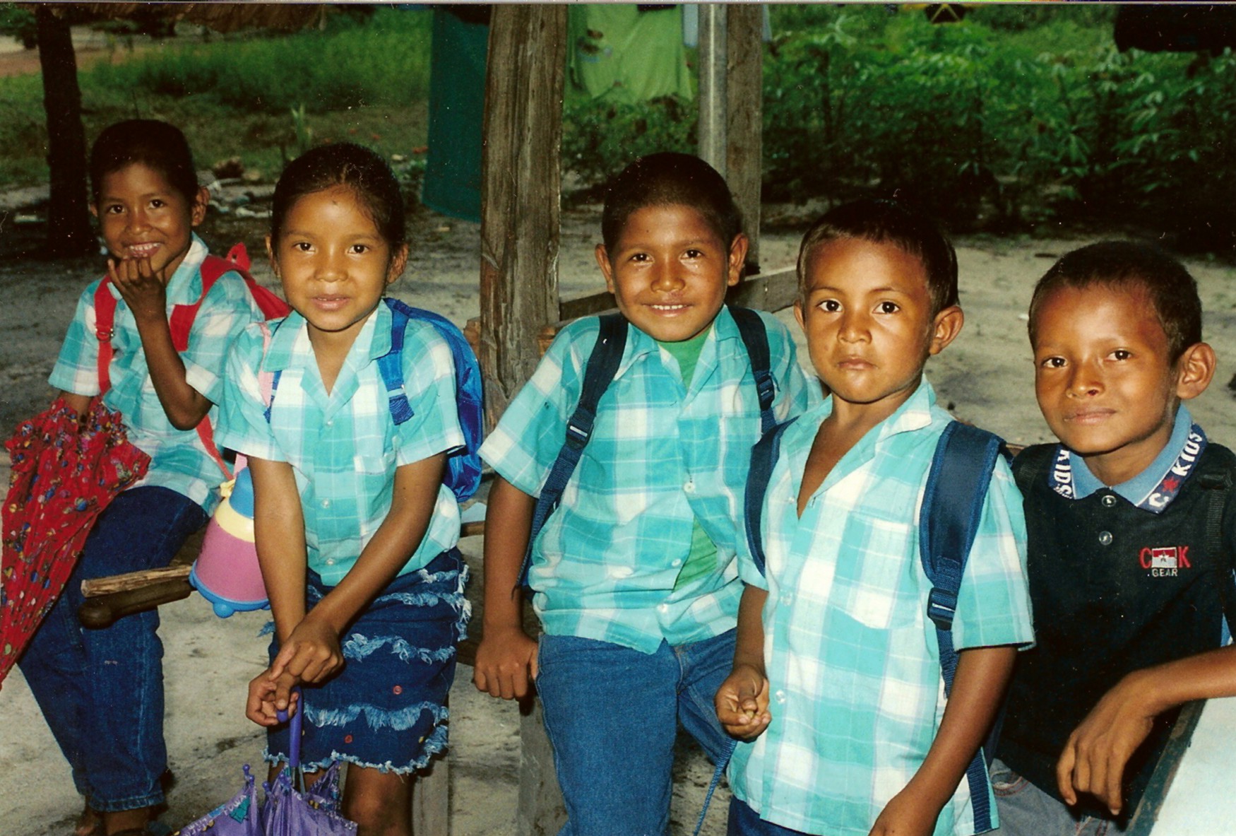 Anak-anak sekolah di Bigi Poika, 2006