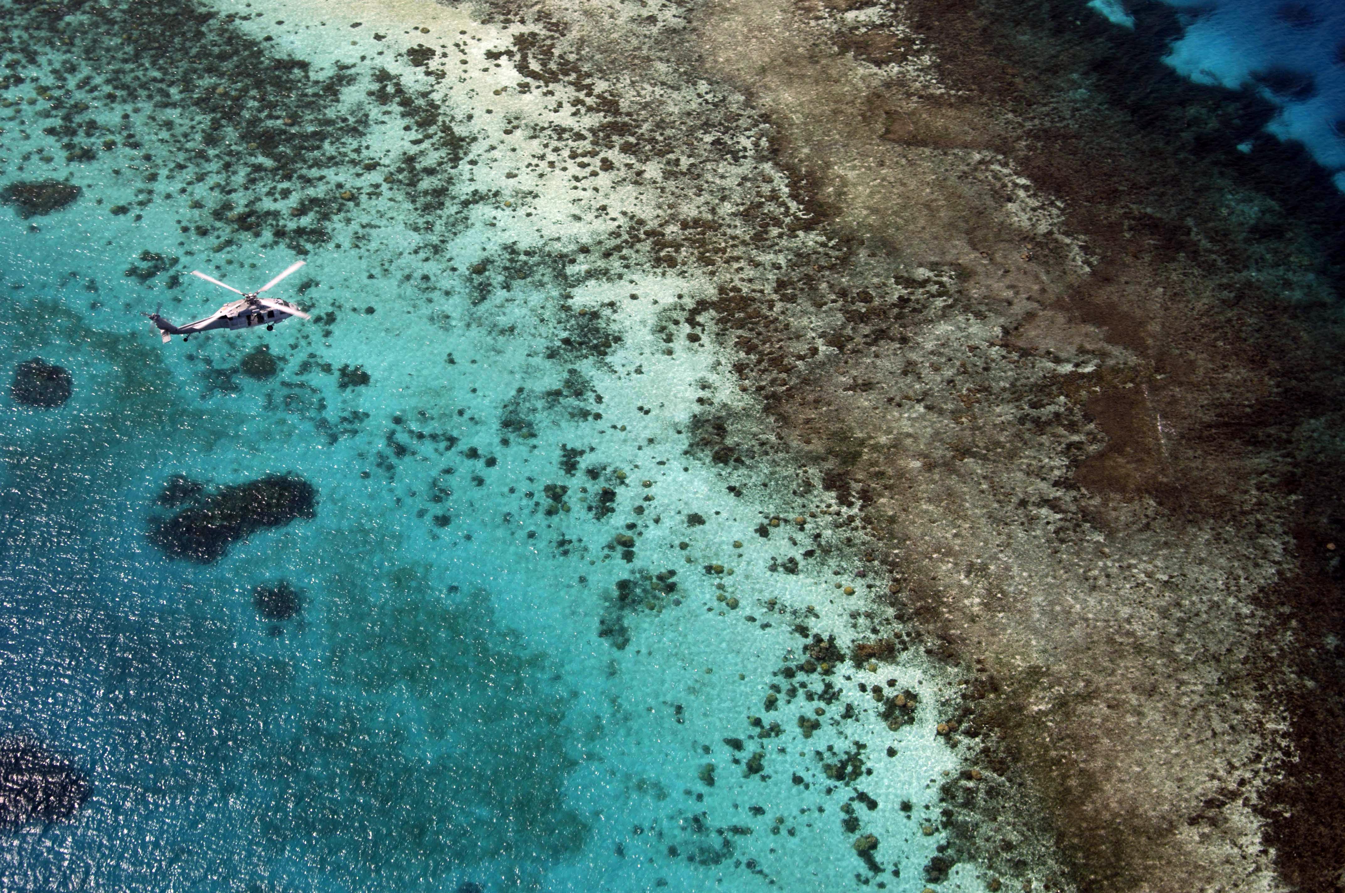 Sebuah helikopter Sea Hawk (Tentera Laut AS) terbang di atas perairan Chuuk, Mikronesia, menggambarkan aspek pertahanan di bawah Perjanjian Perkongsian Bebas.