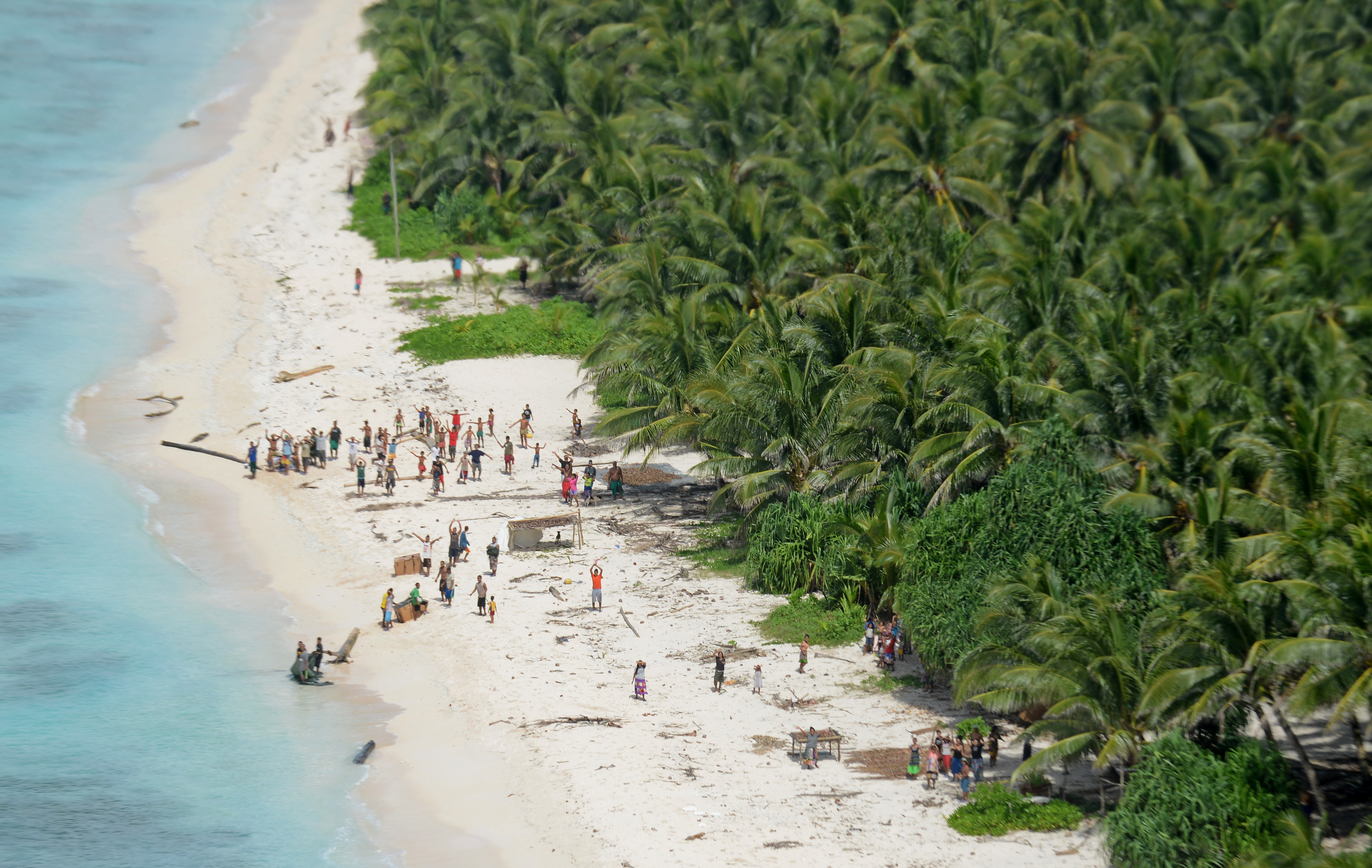 Pulau Satawal, Negeri Yap, menunjukkan ciri-ciri atol yang tipikal.