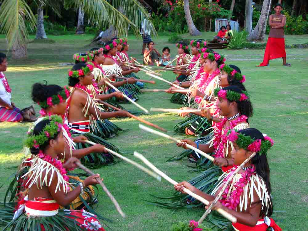 Penduduk tempatan mengadakan upacara sambutan di atol Ulithi, Negeri Yap, menunjukkan kepelbagaian budaya etnik Mikronesia.