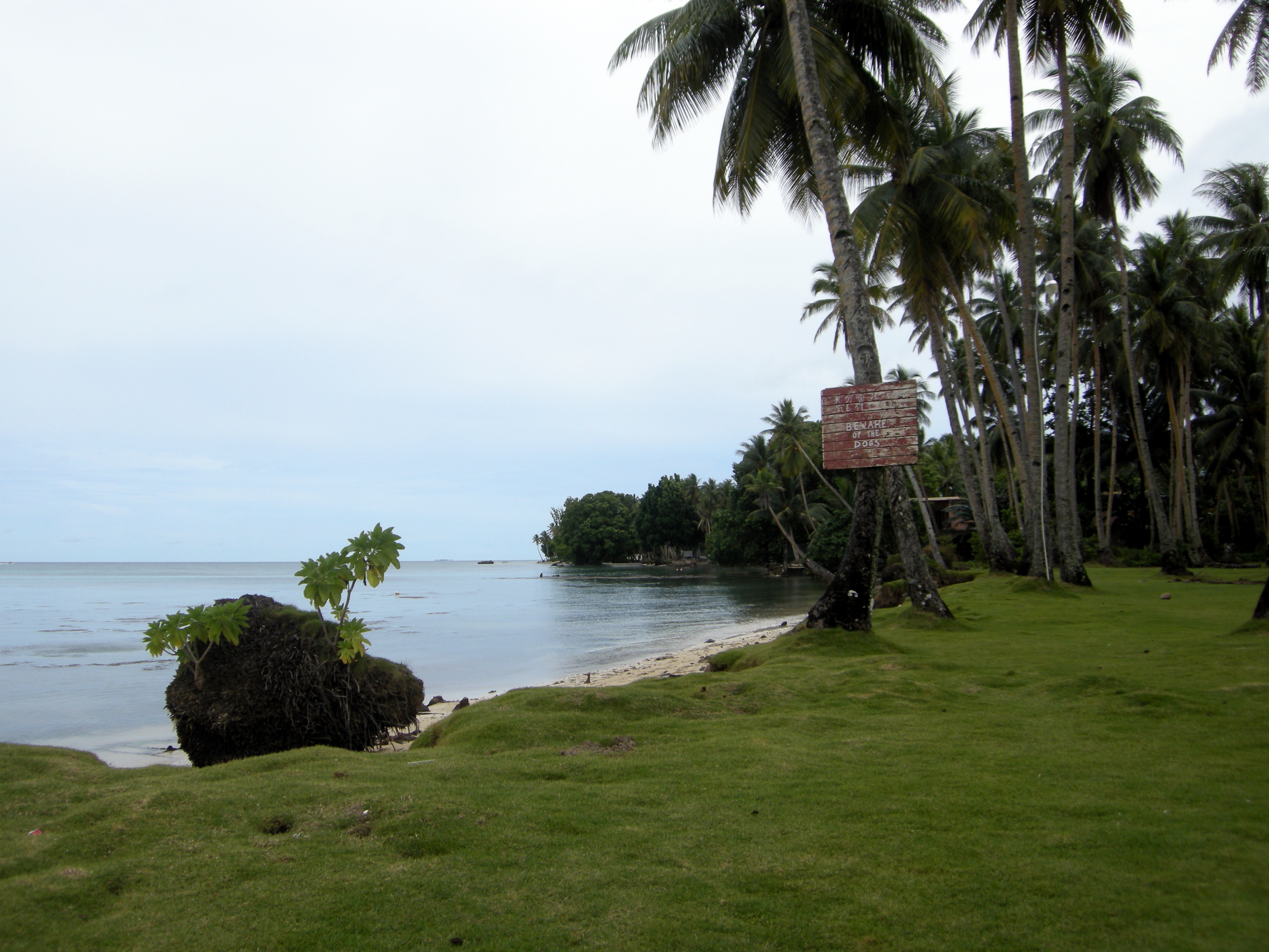 Sebuah pantai di Pulau Weno, Chuuk, salah satu kawasan di mana Bahasa Chuuk dituturkan secara meluas.