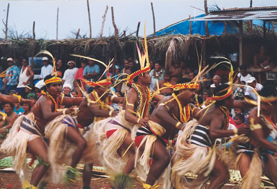 Penari lelaki Yap dalam pakaian tradisional meraikan Hari Yap.