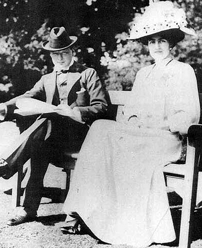 윈스턴 처칠과 약혼녀 클레멘타인 호지에. 1908년 결혼 직전 촬영되었다.