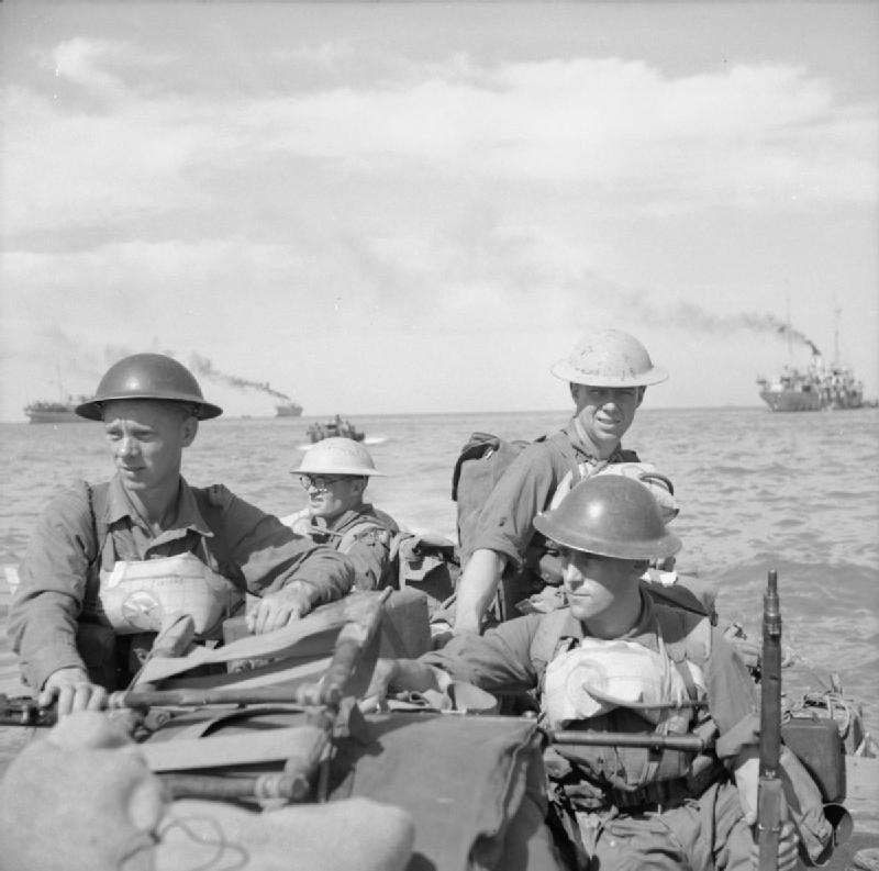 1945년 1월 21일, 람리섬 해안으로 상륙하는 영국군