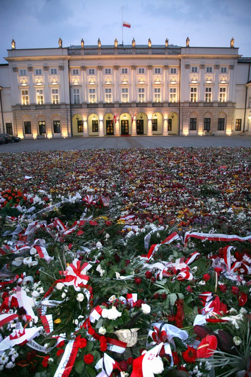 Flowers in front of the Presidential Palace following the death of Poland's top government officials in a plane crash on 10 April 2010