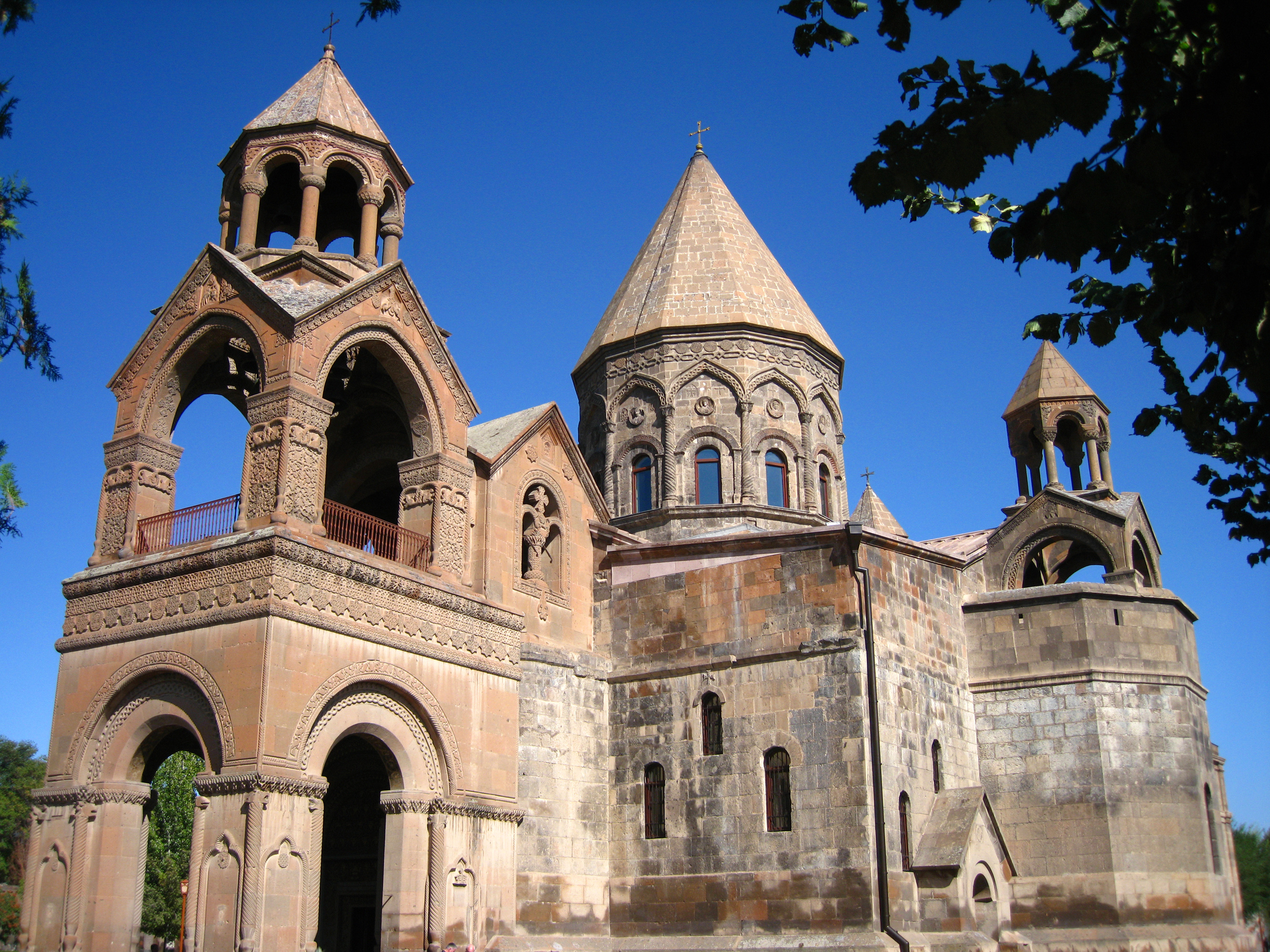 Katedral Etchmiadzin, Gereja Induk Armenia yang secara tradisional berasal dari tahun 303 M, dianggap sebagai katedral tertua di dunia.